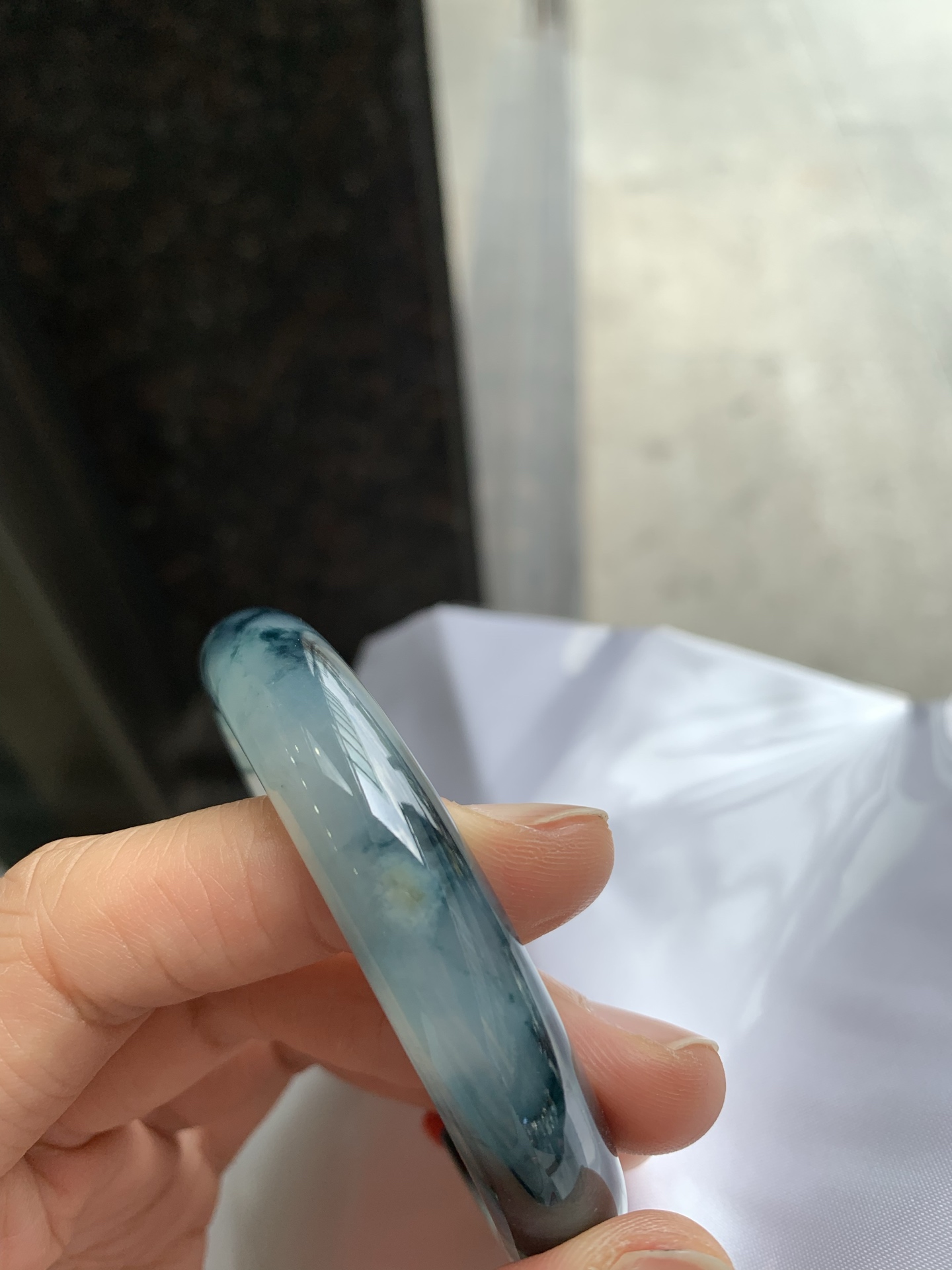 正圈冰飘花 有颗沙眼微扣 尺寸：59.8/11.8/8 大圈口