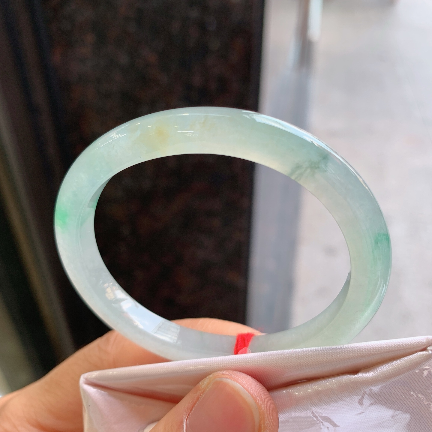 贵妃冰飘绿 无裂 尺寸：53/46/7/6.8 小圈口
