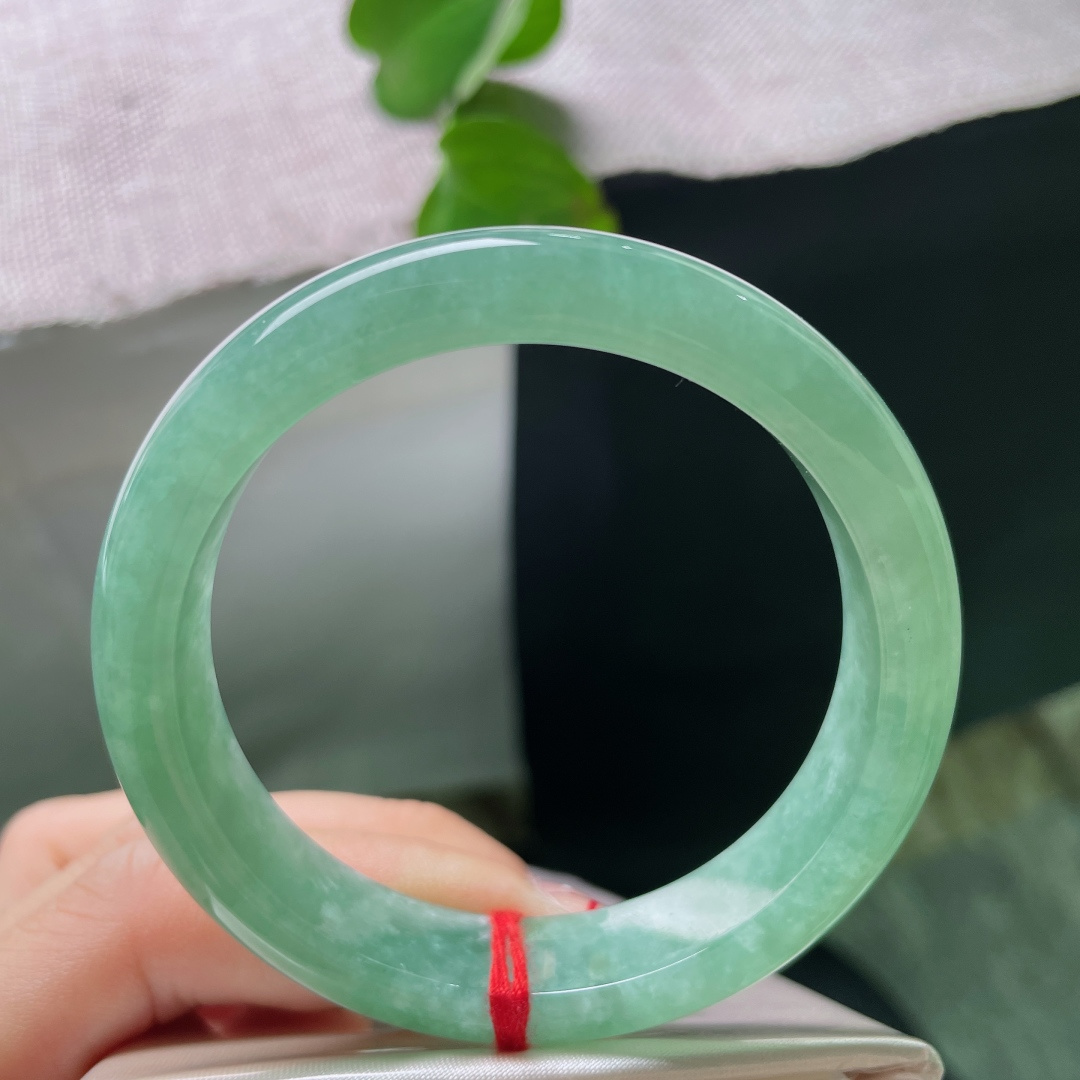53.6/11.8/7.9，绿底正圈，晶体纹，通体匀润湖水色，水光绵柔自带沉静清逸气韵。ss5477