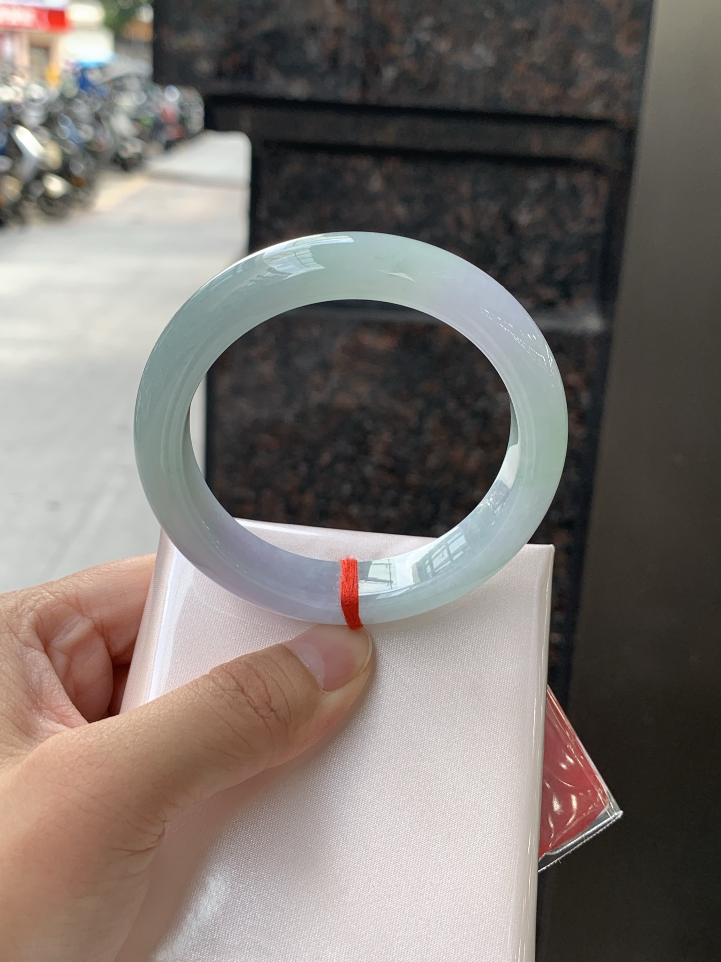 春彩正圈 0625-N930-15 无裂，淡紫底色交织翠色飘花，底妆细腻温润，色泽自然柔和，一镯双色，韵味独特，日常佩戴超显气质。