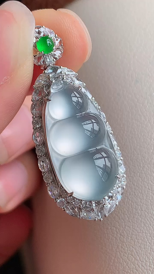 ️翡翠精品，福豆，高冰玻璃种，18k金钻 尺寸37.07*15.3*12.5？裸石22.4-11.