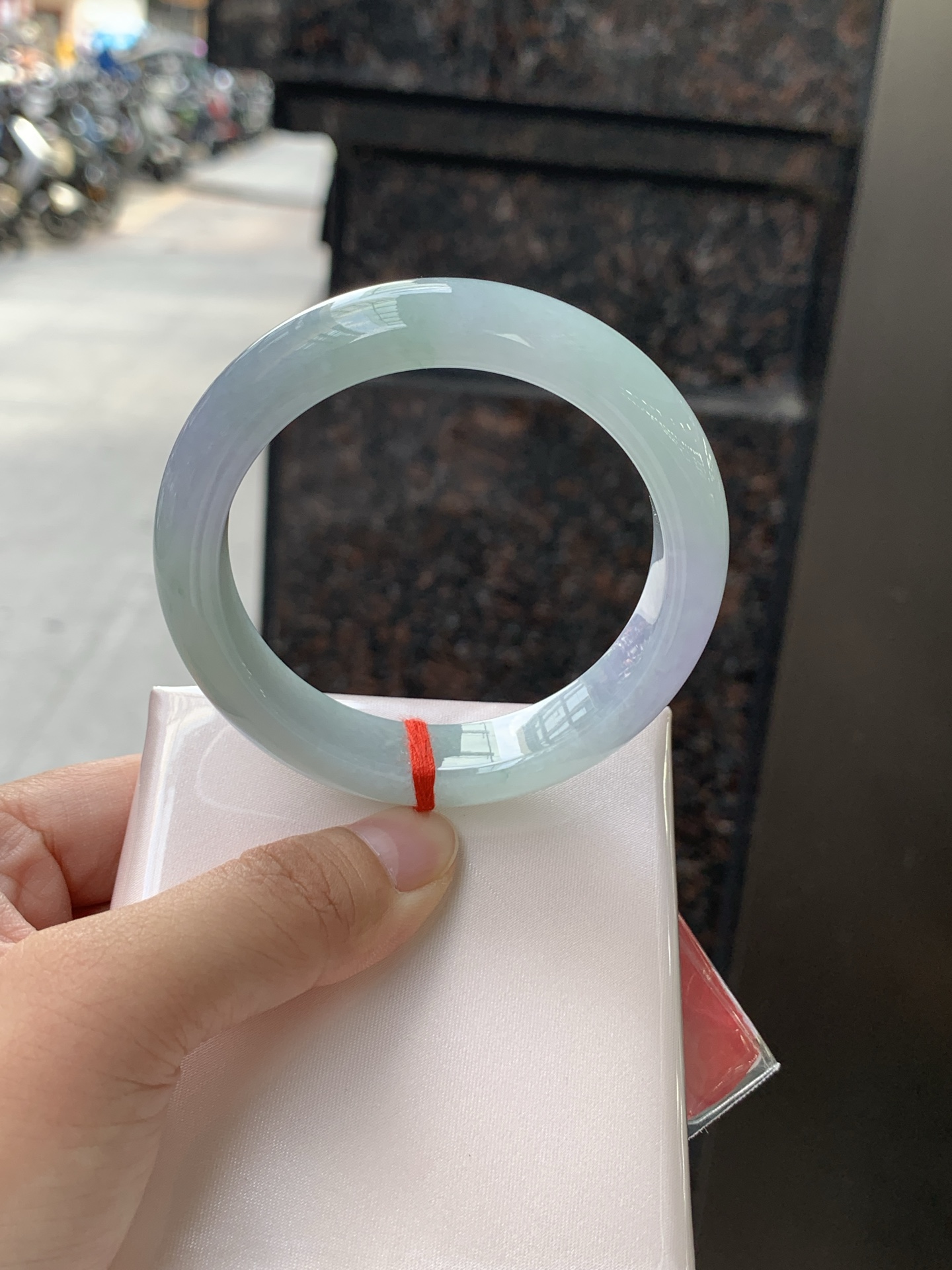 春彩正圈 0625-N930-15 无裂，淡紫底色交织翠色飘花，底妆细腻温润，色泽自然柔和，一镯双色，韵味独特，日常佩戴超显气质。