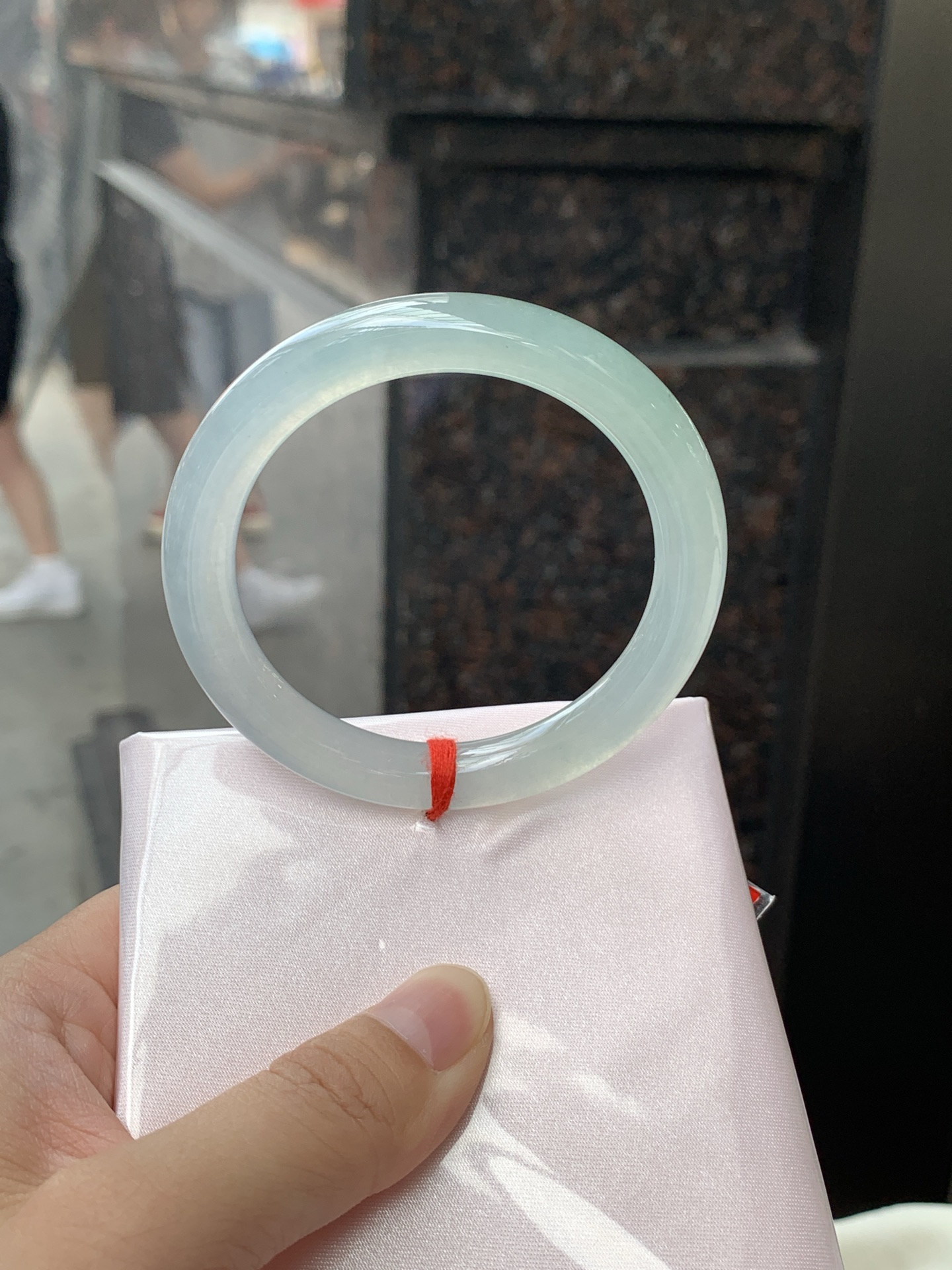 冰蓝圆条 52.8-8.4-8.9 0625-N1066 无裂，打灯色线，底妆冰润细腻，千变万化的冰晴蓝底色，拥有海的颜色，却散发着星空的光芒，这是一只来自冰川蓝的清冷气质仙女镯。