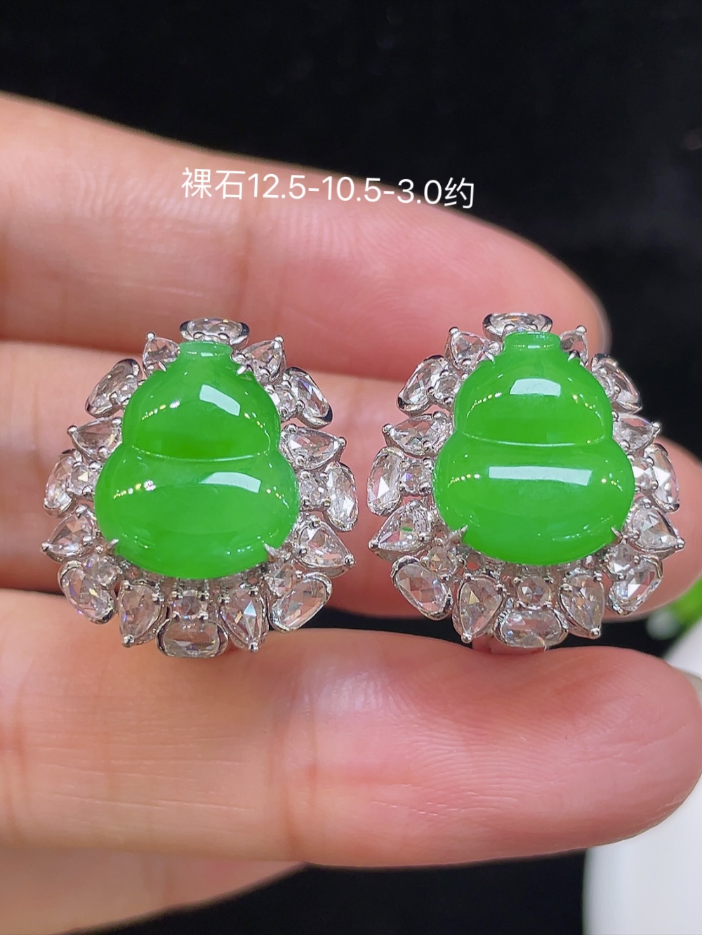 【高冰阳绿，大葫芦耳包】大件饱满，通透水润，玉质细腻，翠色鲜艳，18k金奢华钻石镶嵌️，12.5-