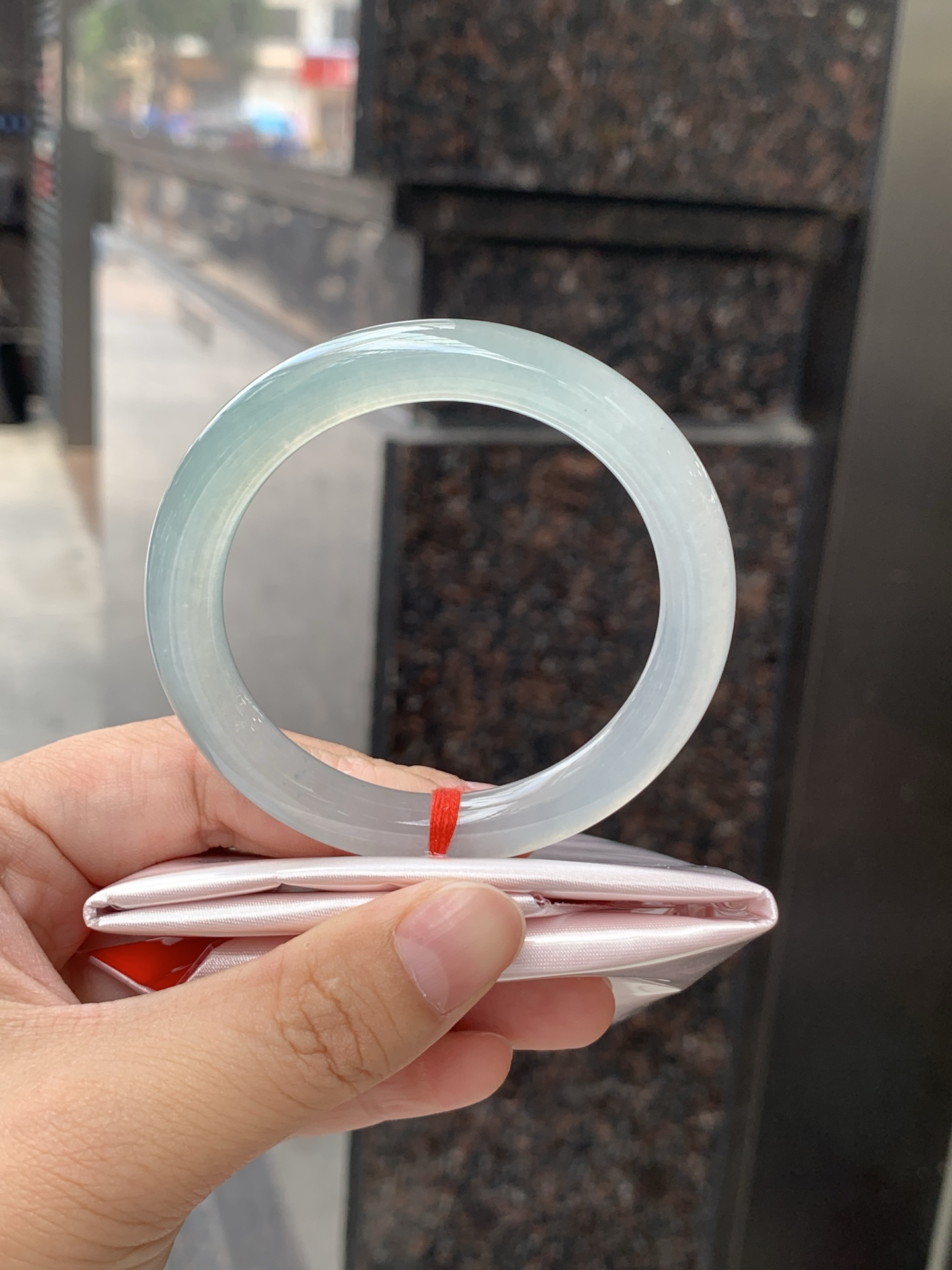 冰蓝圆条 52.8-8.4-8.9 0625-N1066 无裂，打灯色线，底妆冰润细腻，千变万化的冰晴蓝底色，拥有海的颜色，却散发着星空的光芒，这是一只来自冰川蓝的清冷气质仙女镯。