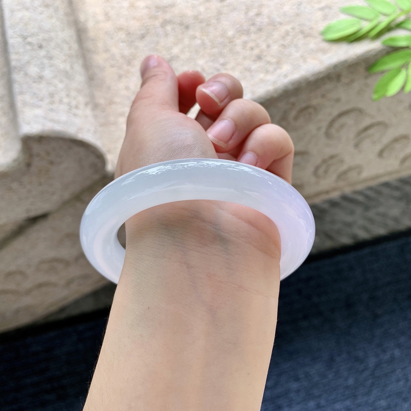圆条55 56【圈口】56.4/11.7/12【编码】HT062629【描述】冰糯粉紫，水润，种老，细腻，打灯有棉线