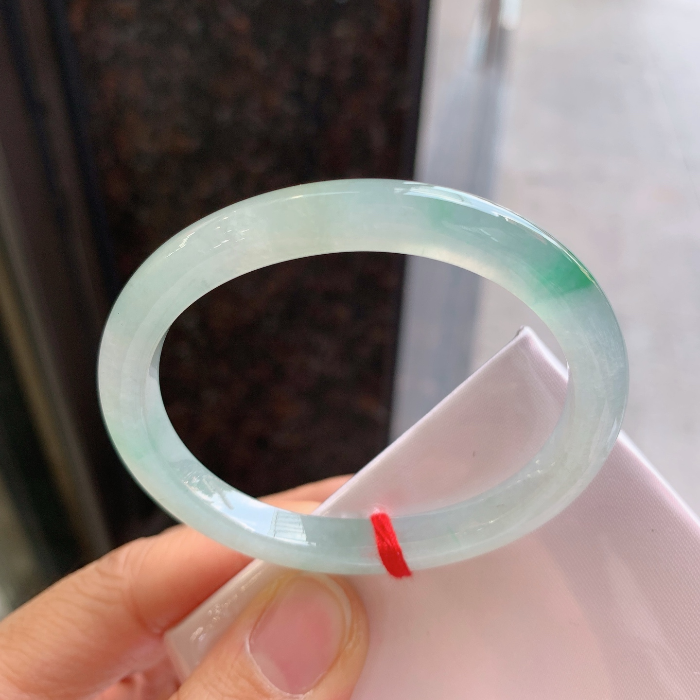 贵妃冰飘绿 无裂 尺寸：53/46/7/6.8 小圈口
