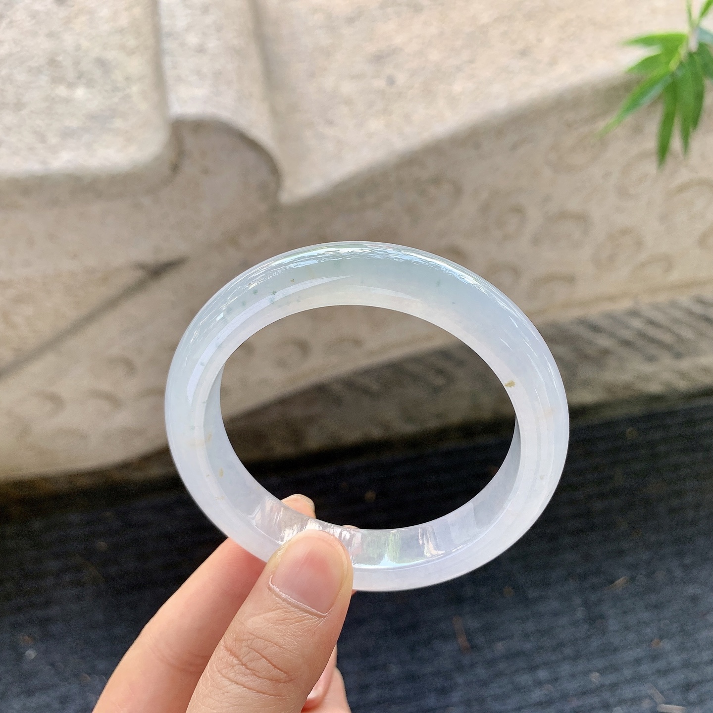 正圈55 56【圈口】55.4/12/8.6【编码】A1061238【描述】糯冰底色，水润，种老，细腻，无裂