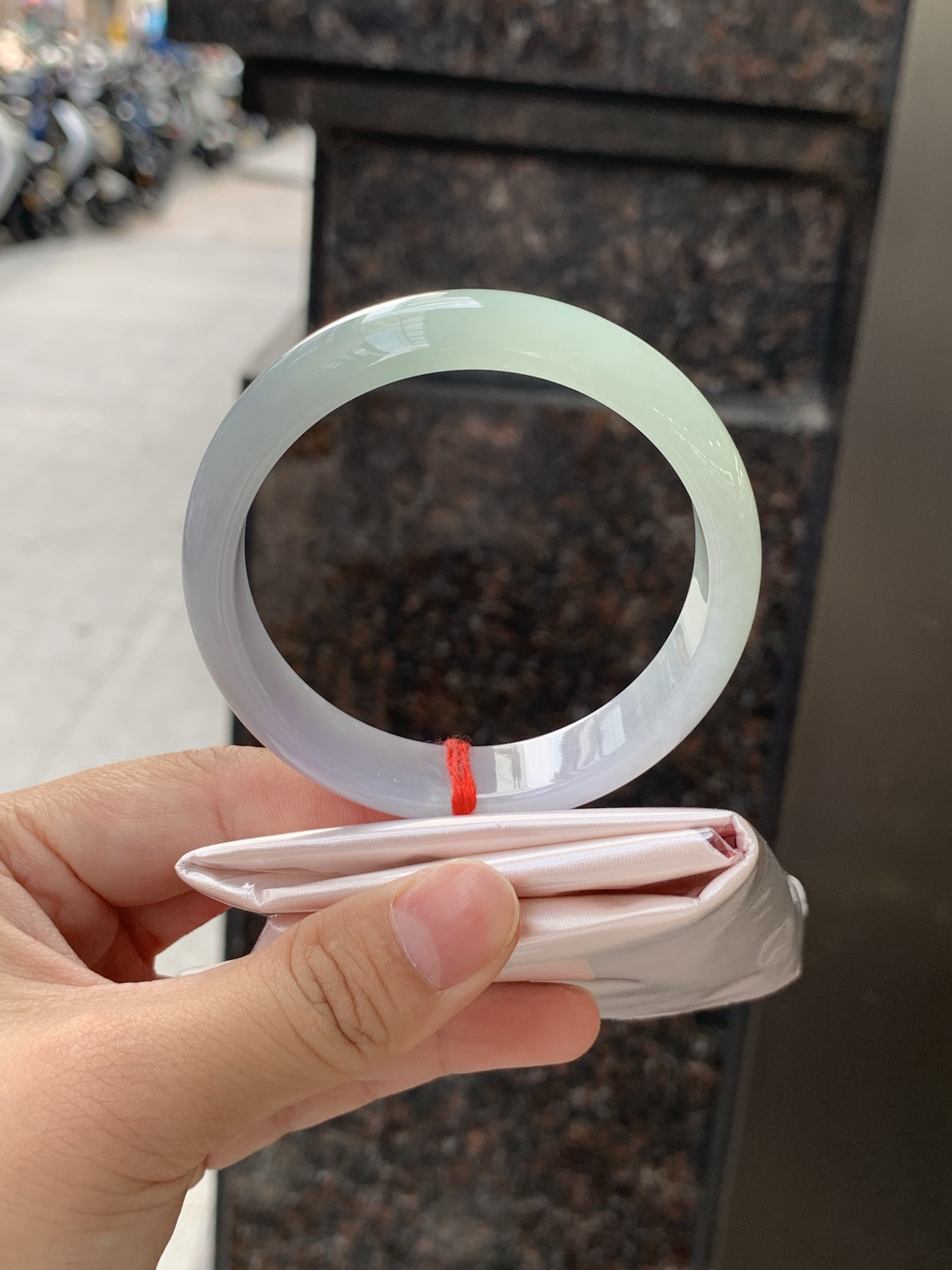 春彩正圈 57.4-13.6-6.8 0625-N1060 无裂，淡紫底色交织翠色飘花，底妆细腻温润，色泽自然柔和，一镯双色，韵味独特，日常佩戴超显气质。
