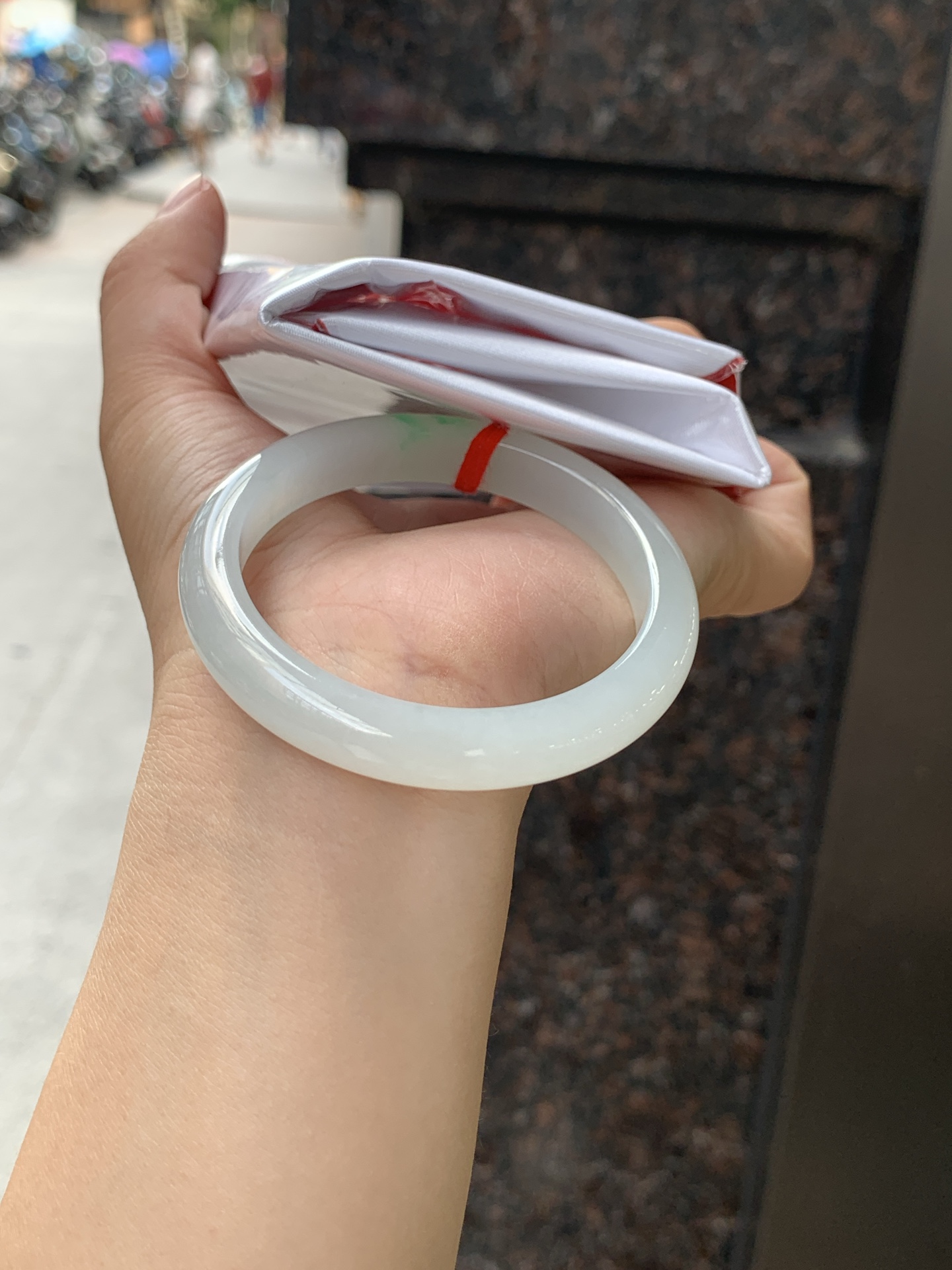 冰飘绿正圈 50.8-9.4-7.2 0625-N1065 无裂，玉质冰润细腻，清爽的底子飘一朵甜阳绿花，鲜活而灵动，犹如新冒的嫩芽，艳丽惹人
