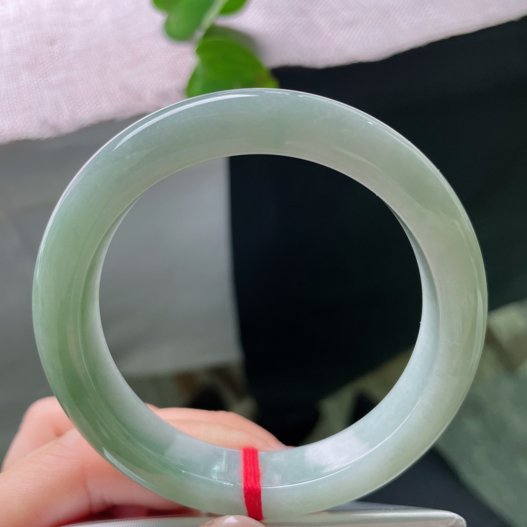 57/11.8/8.9，飘花正圈，由浅白过渡至浓润湖翠，色泽层次柔和，自带沉静清雅气韵。有纹，ss57273a