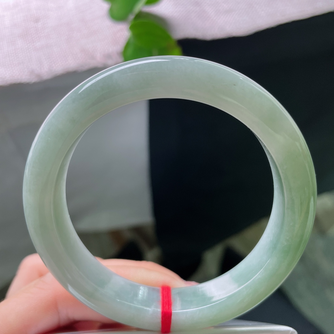57/11.8/8.9，飘花正圈，由浅白过渡至浓润湖翠，色泽层次柔和，自带沉静清雅气韵。有纹，ss5