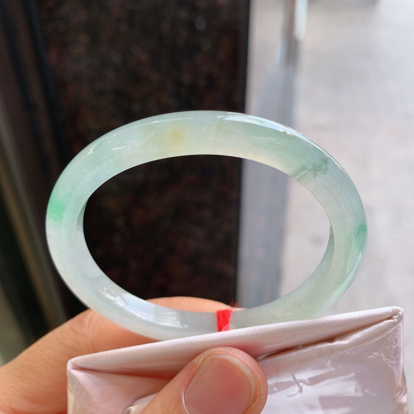 贵妃冰飘绿 无裂 尺寸：53/46/7/6.8 小圈口