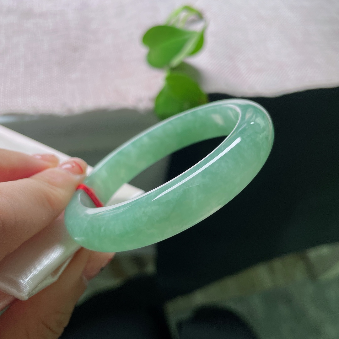 53.6/11.8/7.9，绿底正圈，晶体纹，通体匀润湖水色，水光绵柔自带沉静清逸气韵。ss54776a