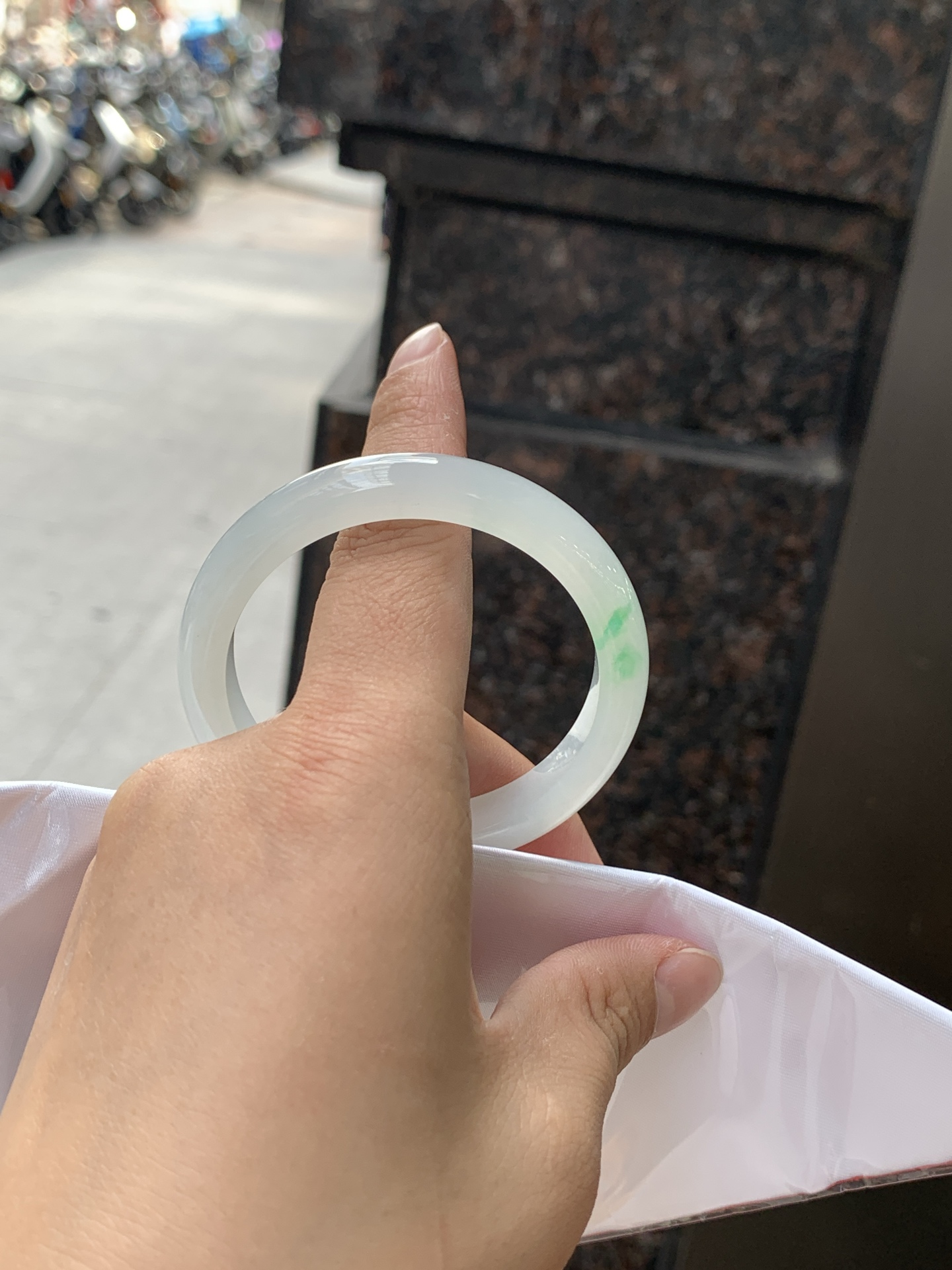 冰飘绿正圈 50.8-9.4-7.2 0625-N1065 无裂，玉质冰润细腻，清爽的底子飘一朵甜阳绿花，鲜活而灵动，犹如新冒的嫩芽，艳丽惹人