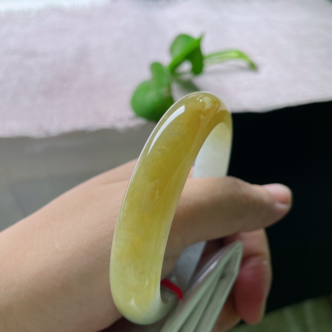 56.9/12.8/8.6，黄翡正圈，细腻，腕间凝金福，岁岁皆丰盈，凝千年山川灵气，聚一方福气财气，无裂，ss47855a