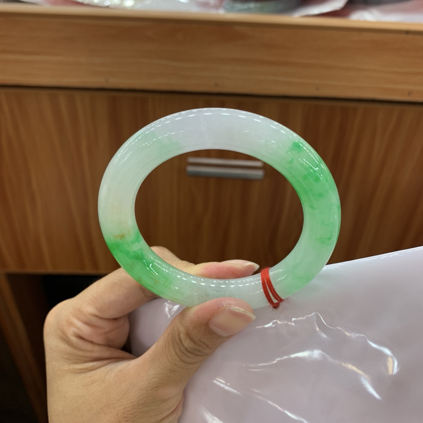 062434XY 飘绿圆条翡翠手镯 55.4-11.2
