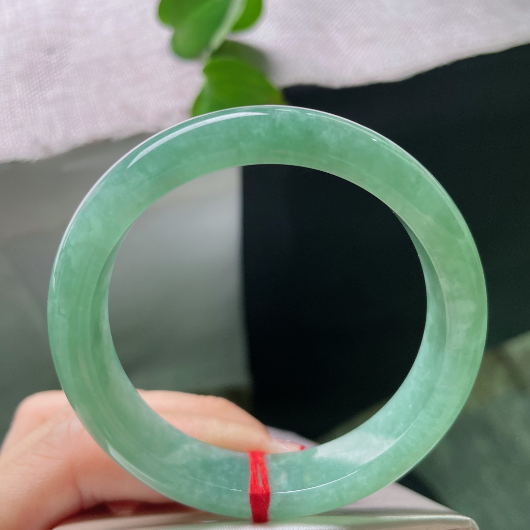 53.6/11.8/7.9，绿底正圈，晶体纹，通体匀润湖水色，水光绵柔自带沉静清逸气韵。ss54776a