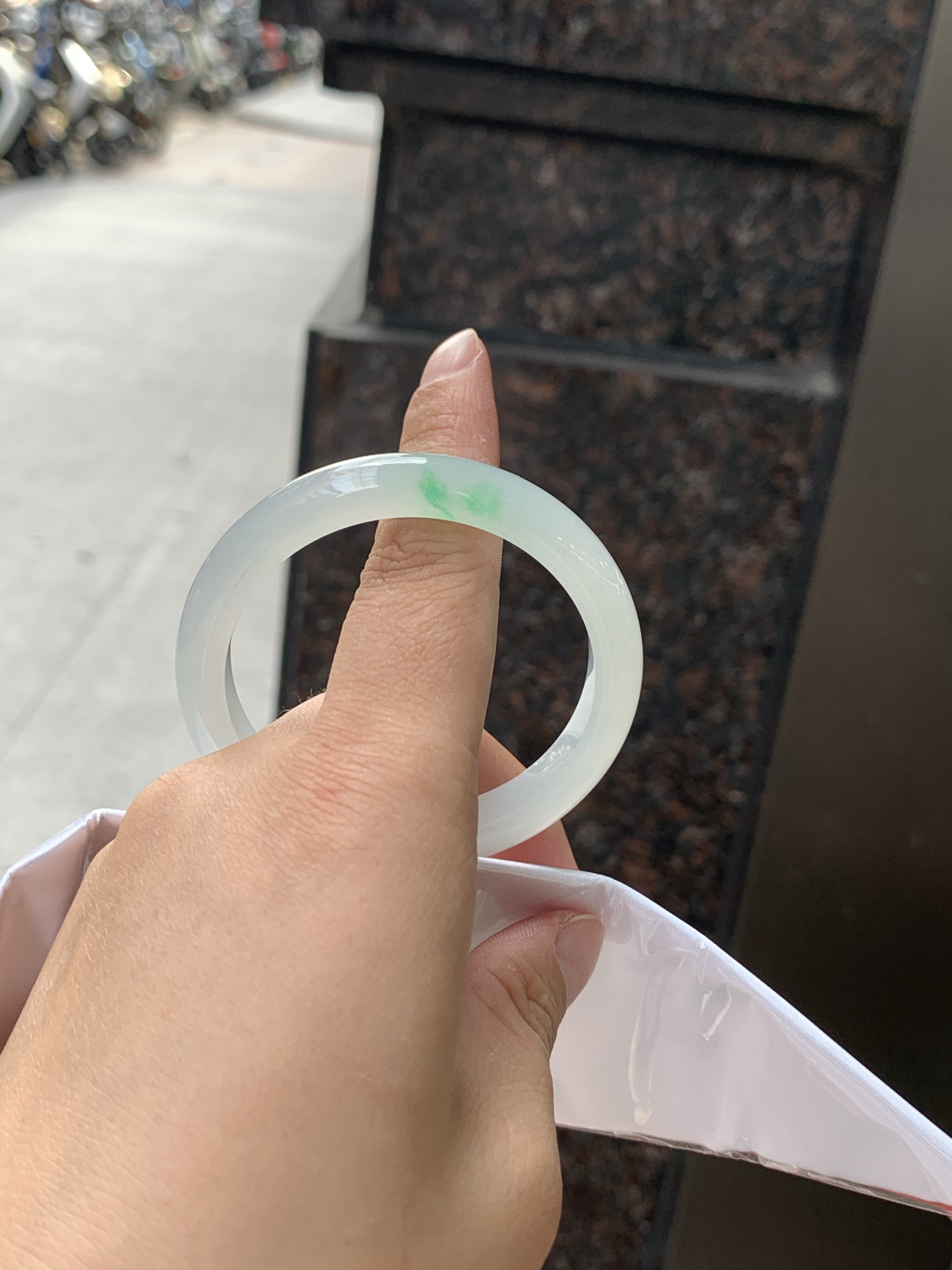冰飘绿正圈 50.8-9.4-7.2 0625-N1065 无裂，玉质冰润细腻，清爽的底子飘一朵甜阳绿花，鲜活而灵动，犹如新冒的嫩芽，艳丽惹人