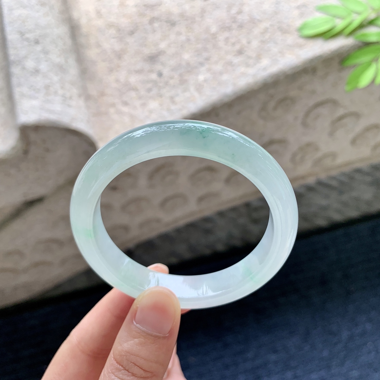 正圈53 54【圈口】54/11.7/7.8【编码】HW062614【描述】糯冰飘绿，水润，种老，细腻，无裂