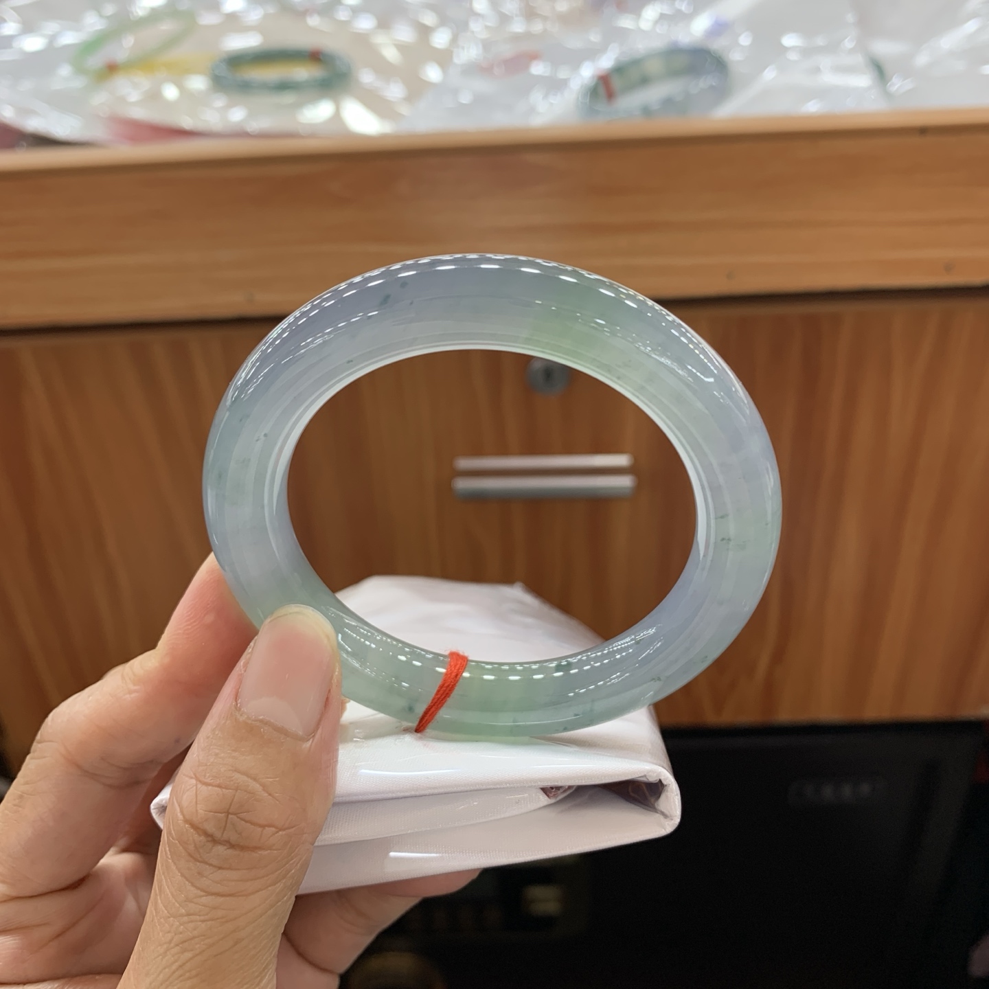 冰双彩飘花圆条翡翠手镯 57-11