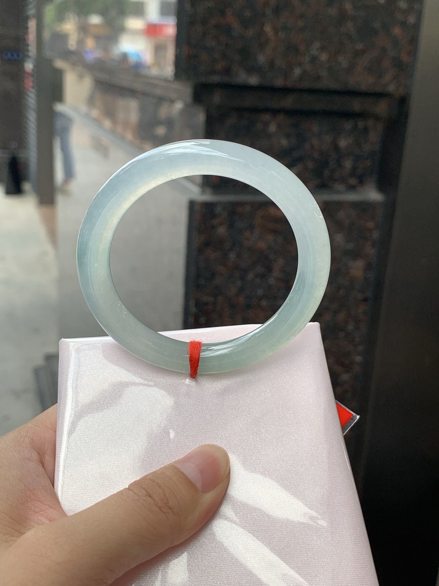 冰蓝圆条 52.8-8.4-8.9 0625-N1066 无裂，打灯色线，底妆冰润细腻，千变万化的冰晴蓝底色，拥有海的颜色，却散发着星空的光芒，这是一只来自冰川蓝的清冷气质仙女镯。