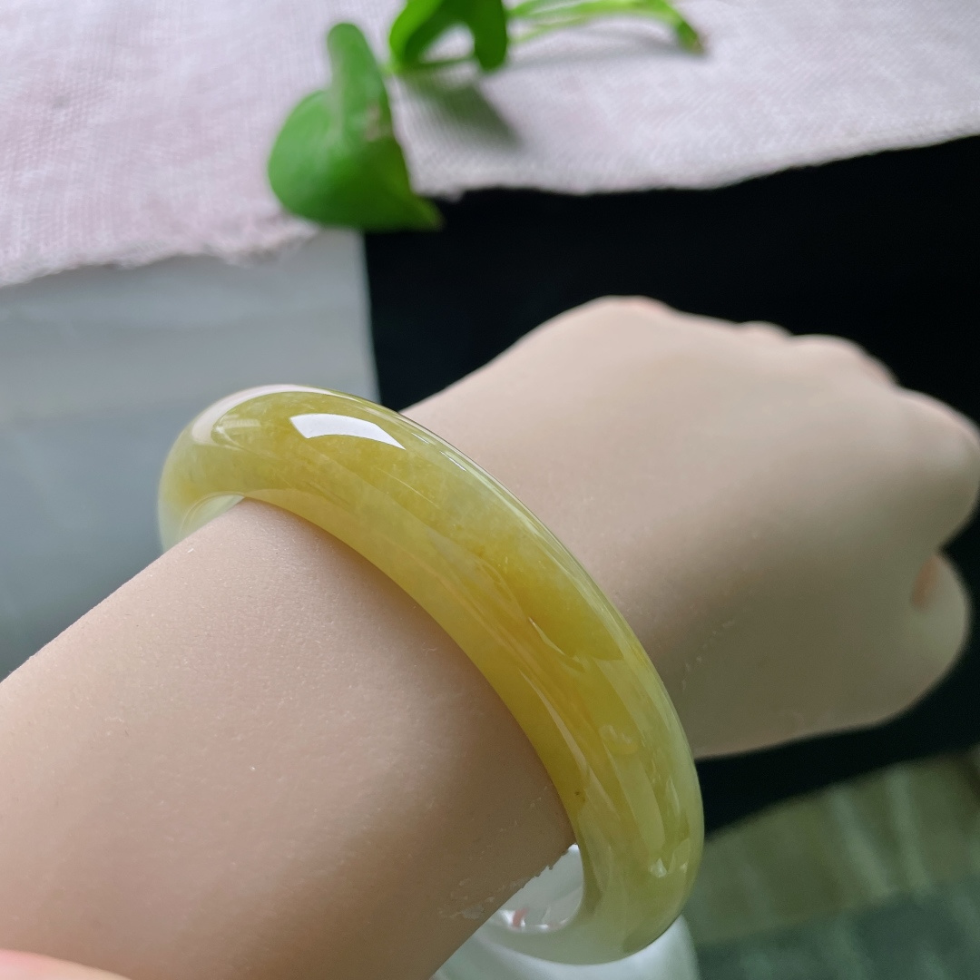 56.9/12.8/8.6，黄翡正圈，细腻，腕间凝金福，岁岁皆丰盈，凝千年山川灵气，聚一方福气财气，无裂，ss47855a