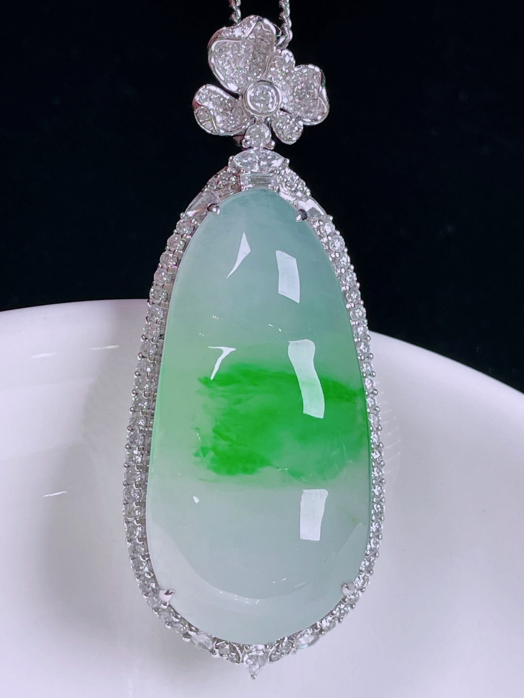 冰绿福豆，老种起光，细底通透，尺寸：48.3/19.3/9.5裸石33.2/16.6/6mm0625