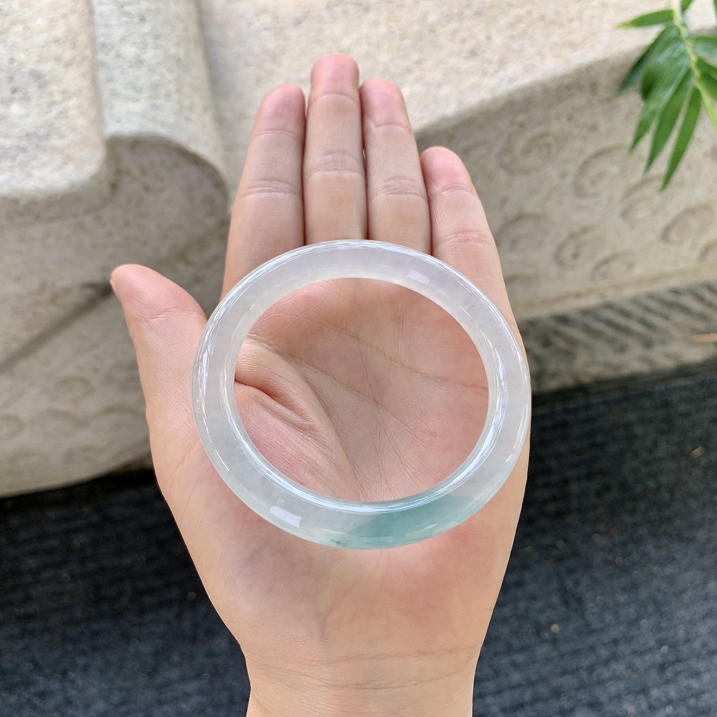 圆条52 53【圈口】53.2/8.2/8.5【编码】BA062778【描述】冰飘绿，清透，水润，种老，细腻，打灯有絮线