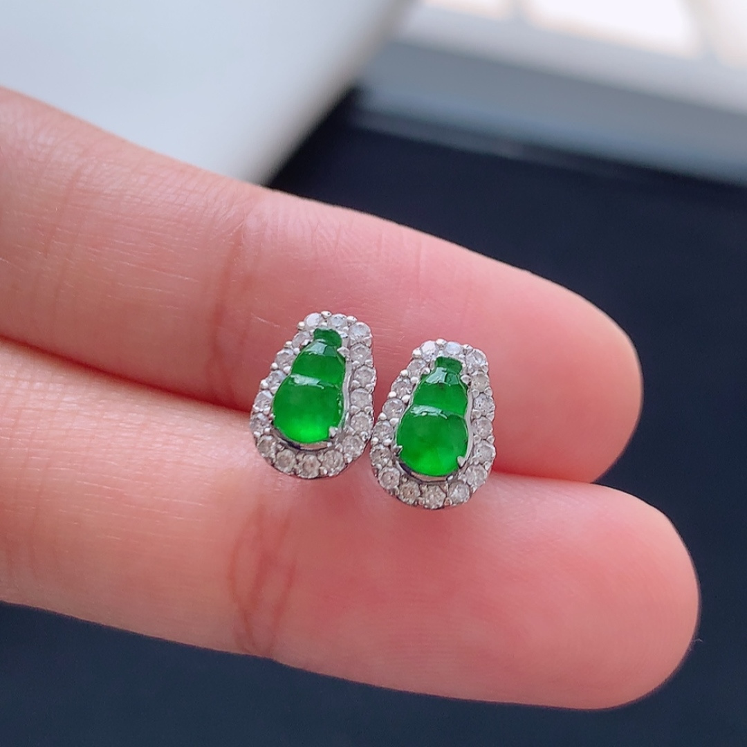 冰阳绿葫芦耳钉 莹莹青翠，种老细腻水润，佩戴优雅时尚 货号18622，6.7-4-1.3