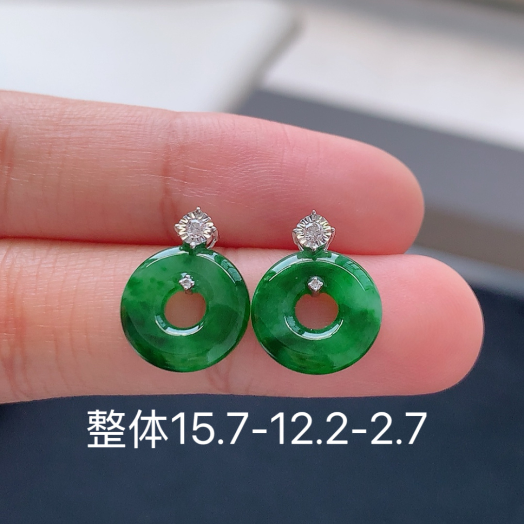 冰飘绿甜甜圈耳钉 细腻水润 ，佩戴简约大气 货号18622，15.7-12.2-2.7