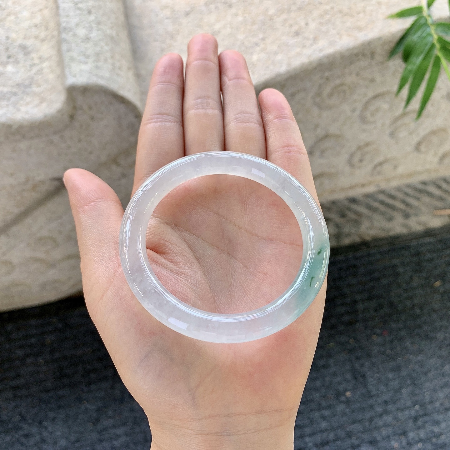 圆条52 53【圈口】53.2/8.2/8.5【编码】BA062778【描述】冰飘绿，清透，水润，种老，细腻，打灯有絮线