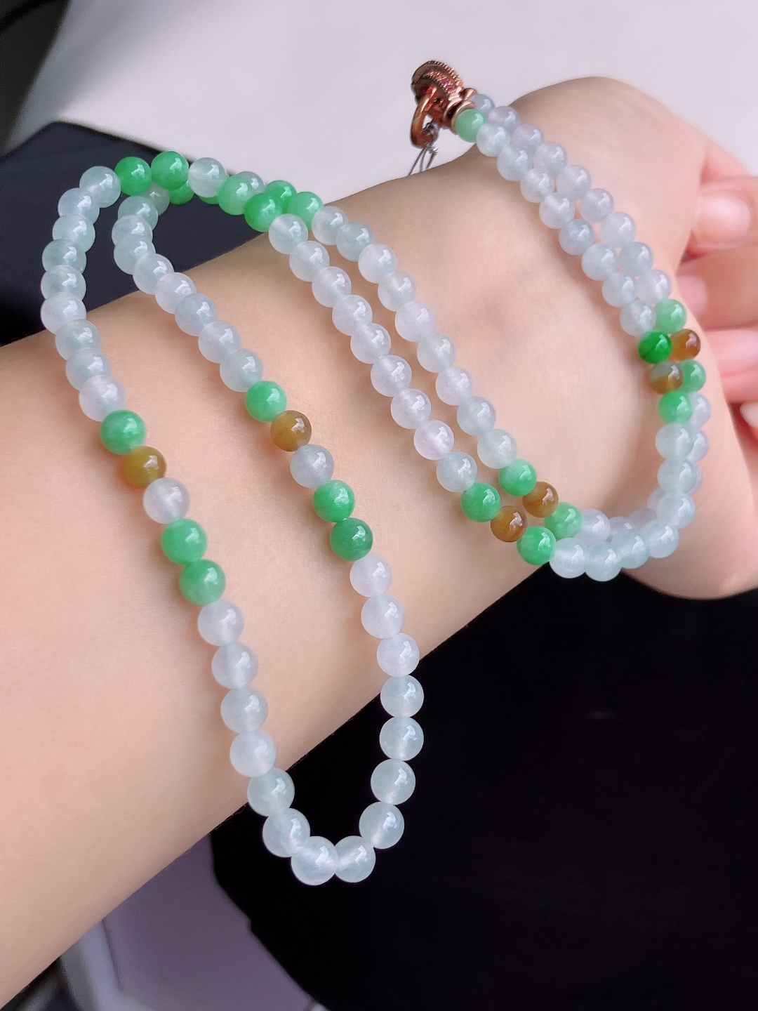 三彩珠链，晶莹剔透，特色，尺寸5.6/3圈半，自然光实拍