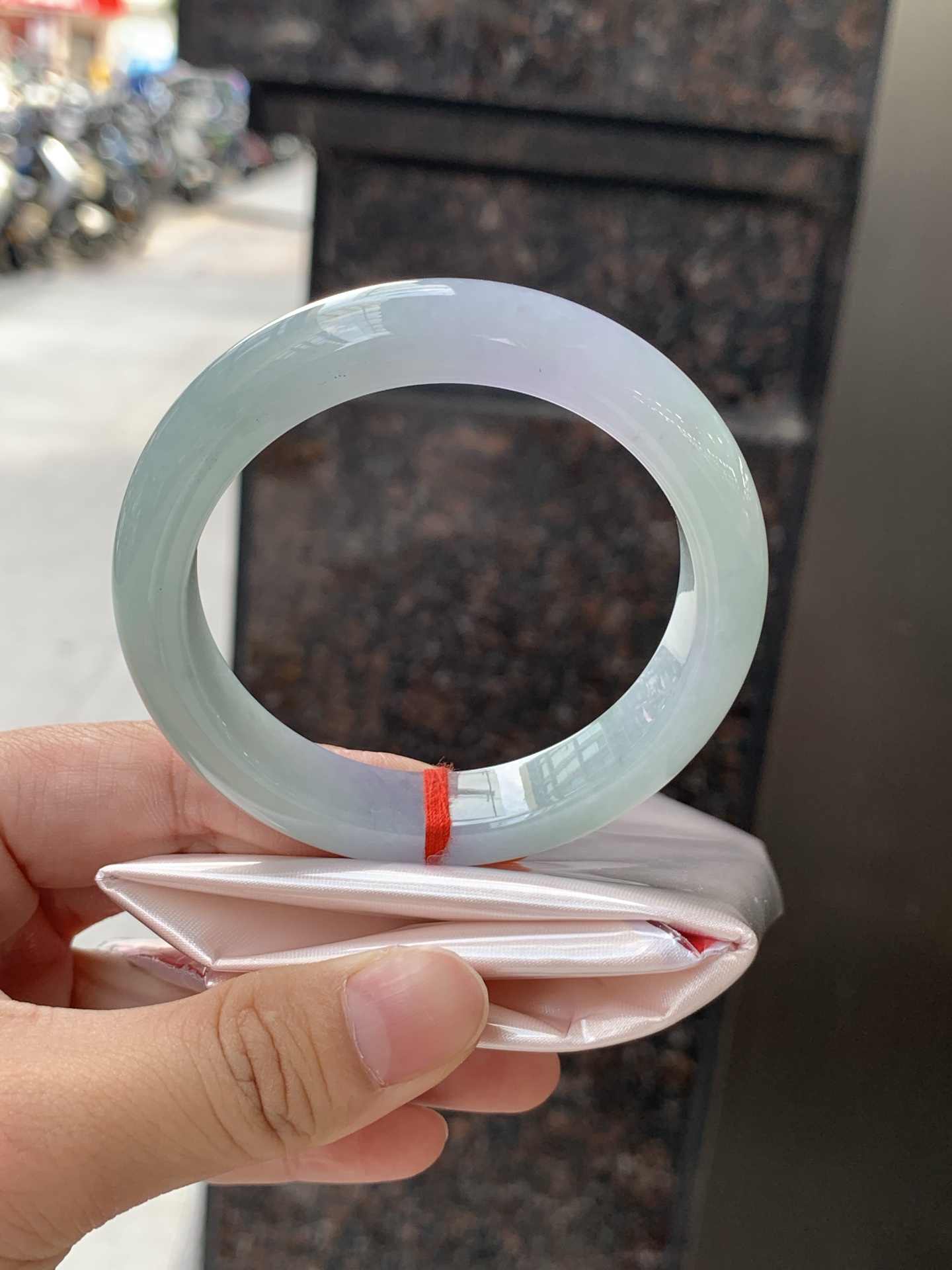 春彩正圈 0625-N930-15 无裂，淡紫底色交织翠色飘花，底妆细腻温润，色泽自然柔和，一镯双色