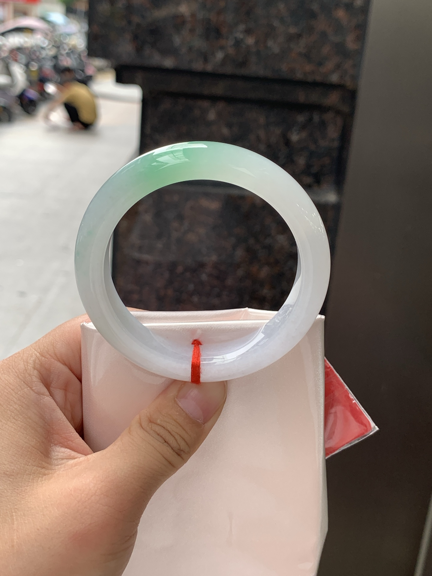 白底青正圈 54.2-11.7-8.6 0626-N1072-2 无裂，打灯棉线，不影响，底妆细腻干净飘一抹绿花，清新淡雅，上手简单耐看。