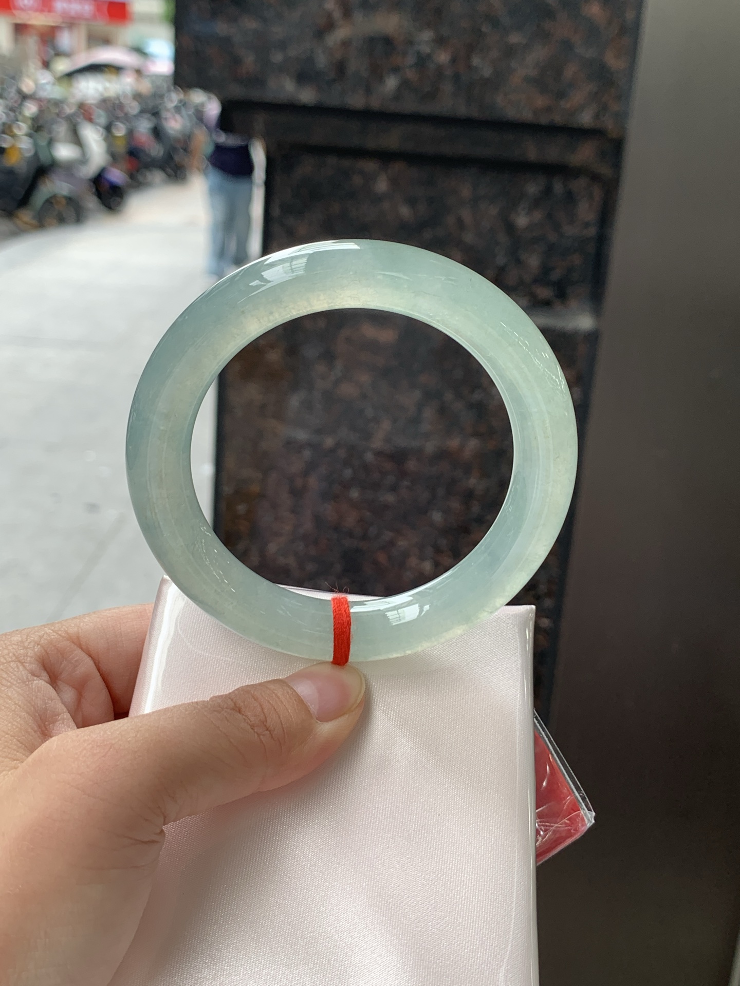 湖水绿圆条 57.2-10.8-11 0626-N1067 打灯细棉纹，底妆干净细腻，满圈湖水绿底色晕染，如同青黛色晕染如江南烟雨