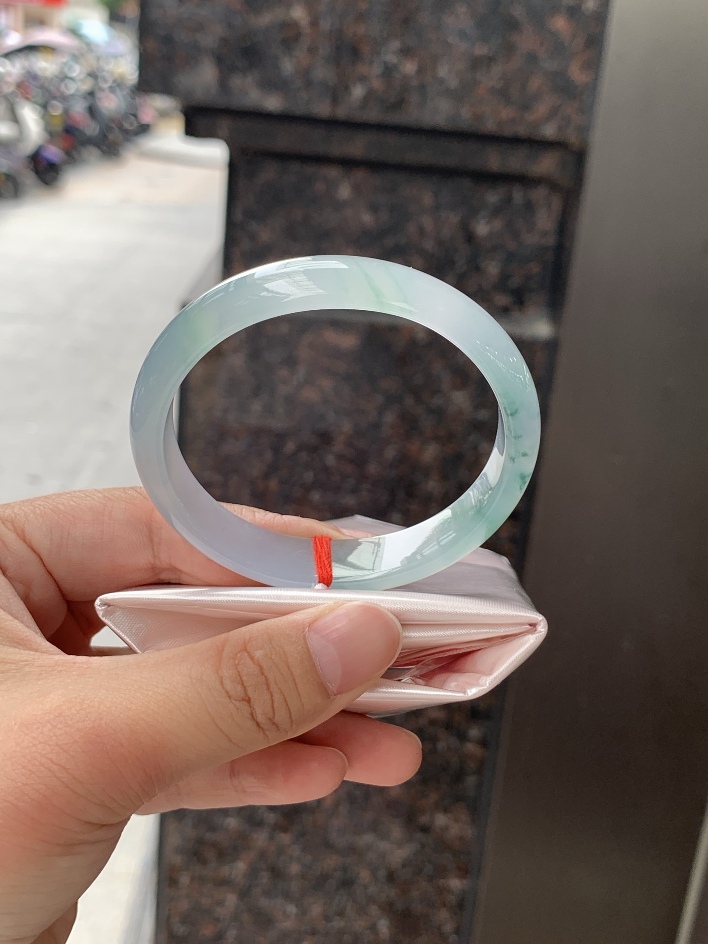 冰飘花贵妃 55.7-49-13-6 0626-N1078 无裂，底妆冰润细腻，飘花灵动飘逸，勾勒出