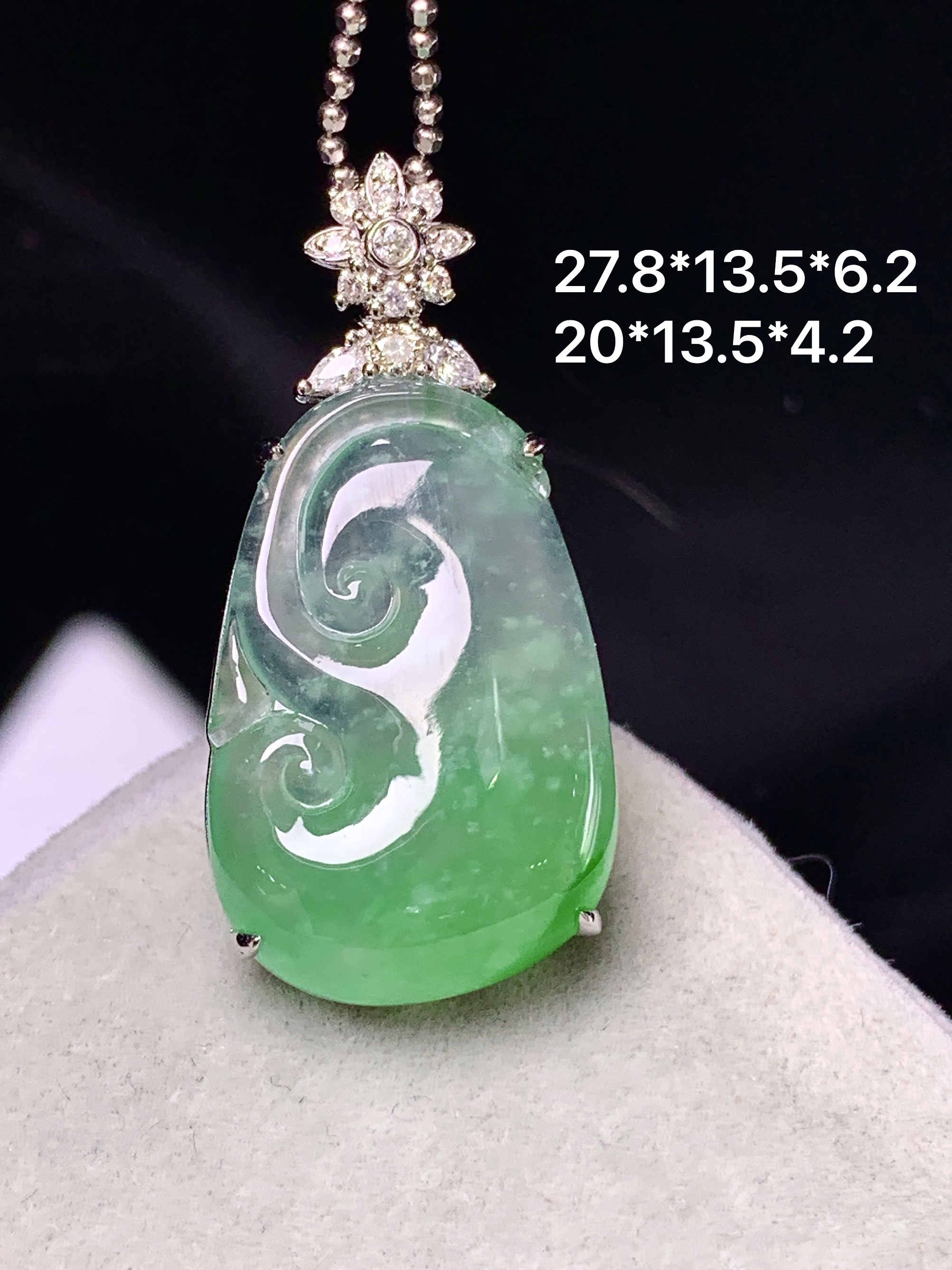 18k金钻镶嵌冰飘绿如意吊坠 玉质细腻 色泽艳丽清新 整体尺寸27.8*13.5*6.2 z1