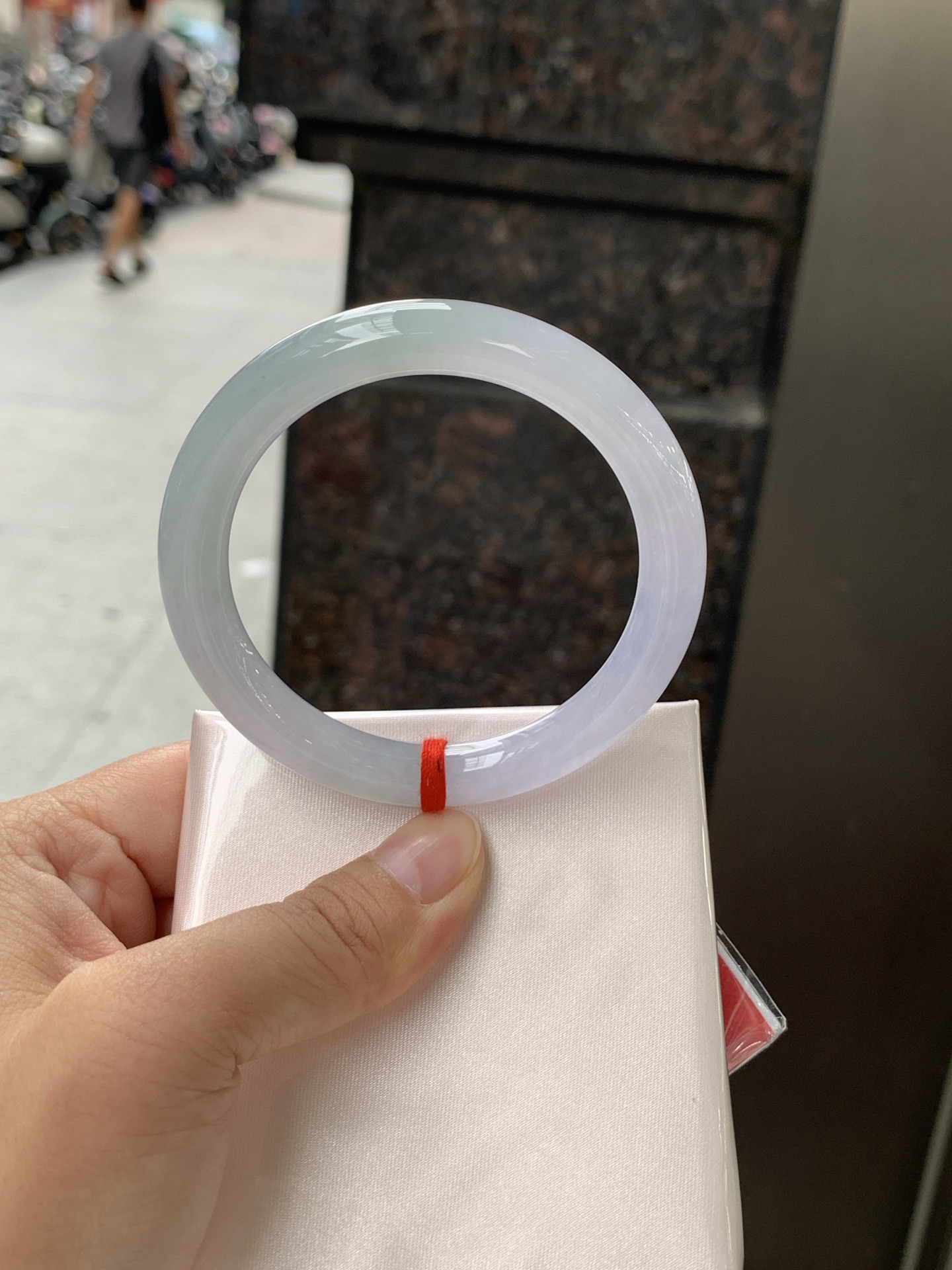 冰春彩圆条 54.5-8.7-8.8 0626-N1084 打灯多处纹裂，底妆冰润，谁能拒绝一只自带春日滤镜的春彩镯啊，像雾里的新芽，冰润细腻，上手温柔到骨子里，把整个春天的诗意都戴在手上。