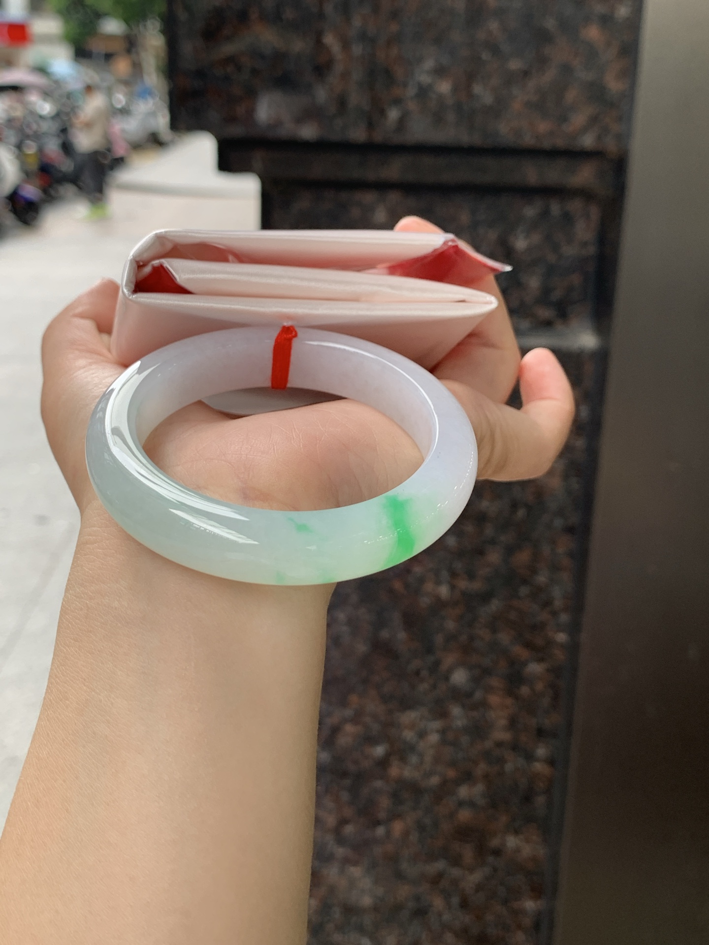 白底青正圈 0626-N1073-1 打灯棉纹，经典永不过时的白底青，白底细润干净，色阳种细，上手显白提气色，性比之选。