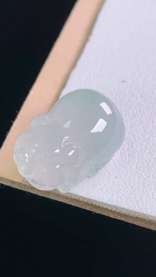 冰种小猪，无裂，尺寸:17.5-11.8-9.4mm 25