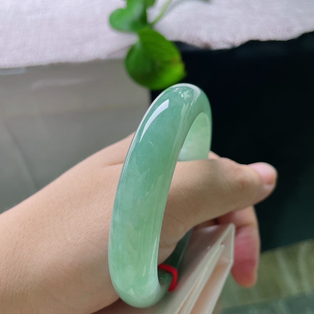 54.6/12.4/7.8，满色正圈，皮纹，整圈满湖绿色均匀柔和，玉质水润通透，满色衬得温婉雅致。ss54777a