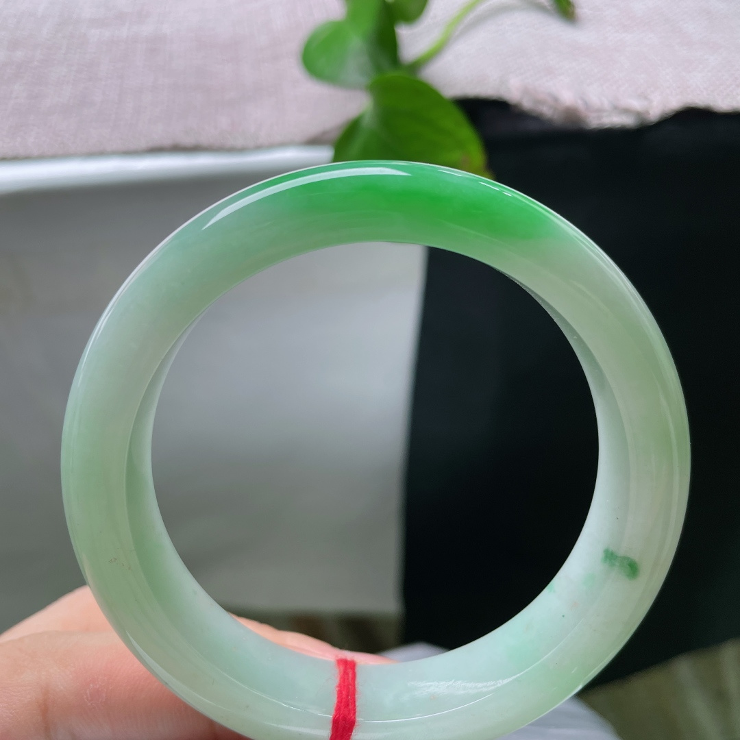 57.8/13/9.5白底青正圈，水润细腻，翠色伊人，传承之美，贵气，洒金，无裂，F62