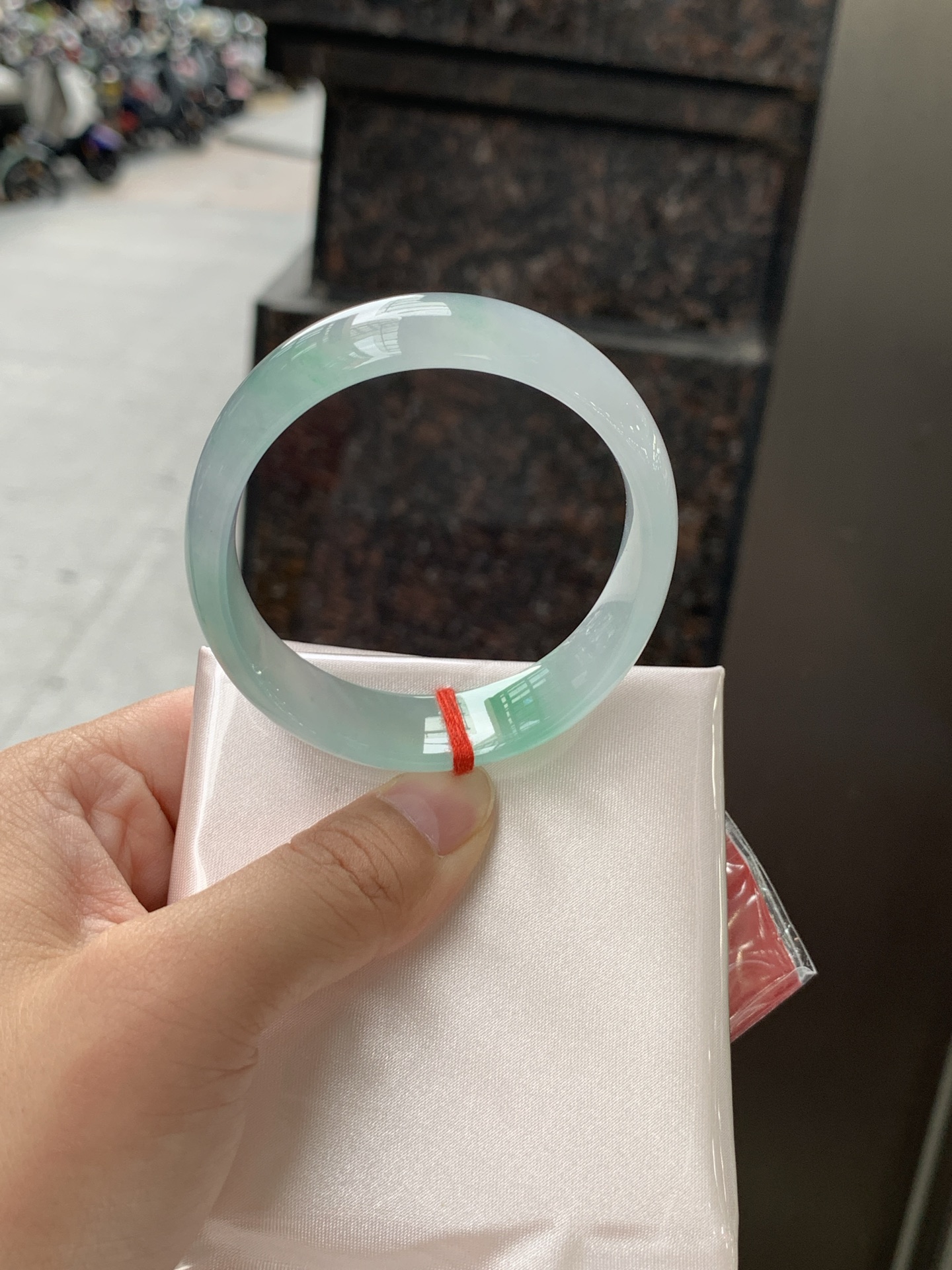 贵妃，底妆冰透胶润，干净细腻，简约却充满灵气，几朵绿花点缀，清新如芽，上有贵气优雅