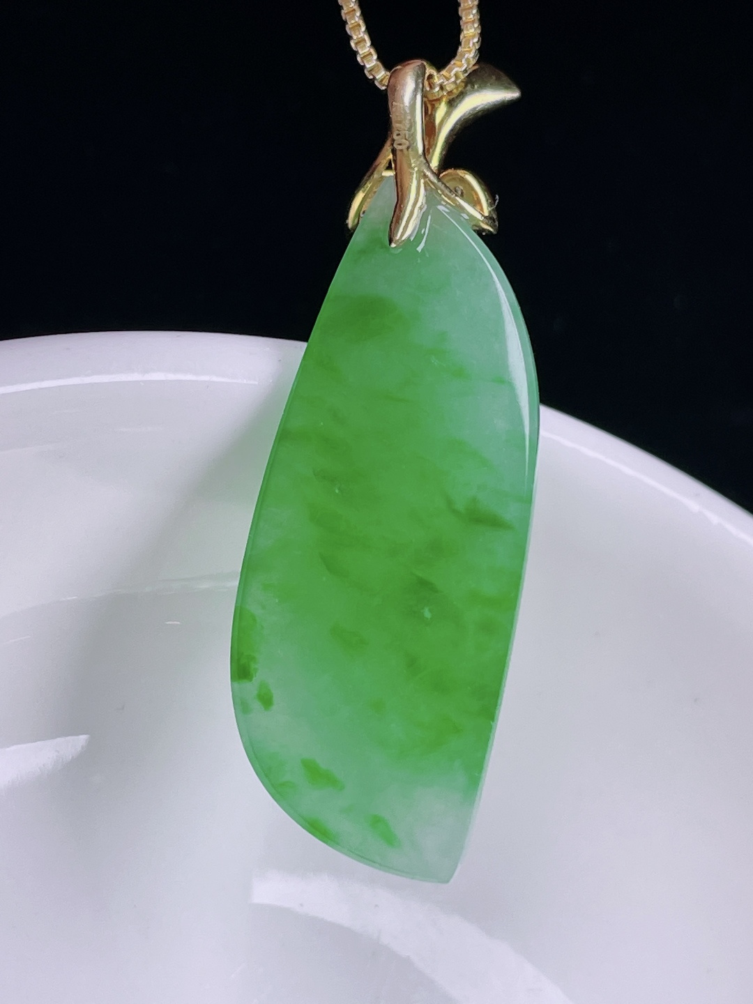 冰绿随形，老种起光，细底通透，尺寸：39裸石33/13.3/7.8mm0626