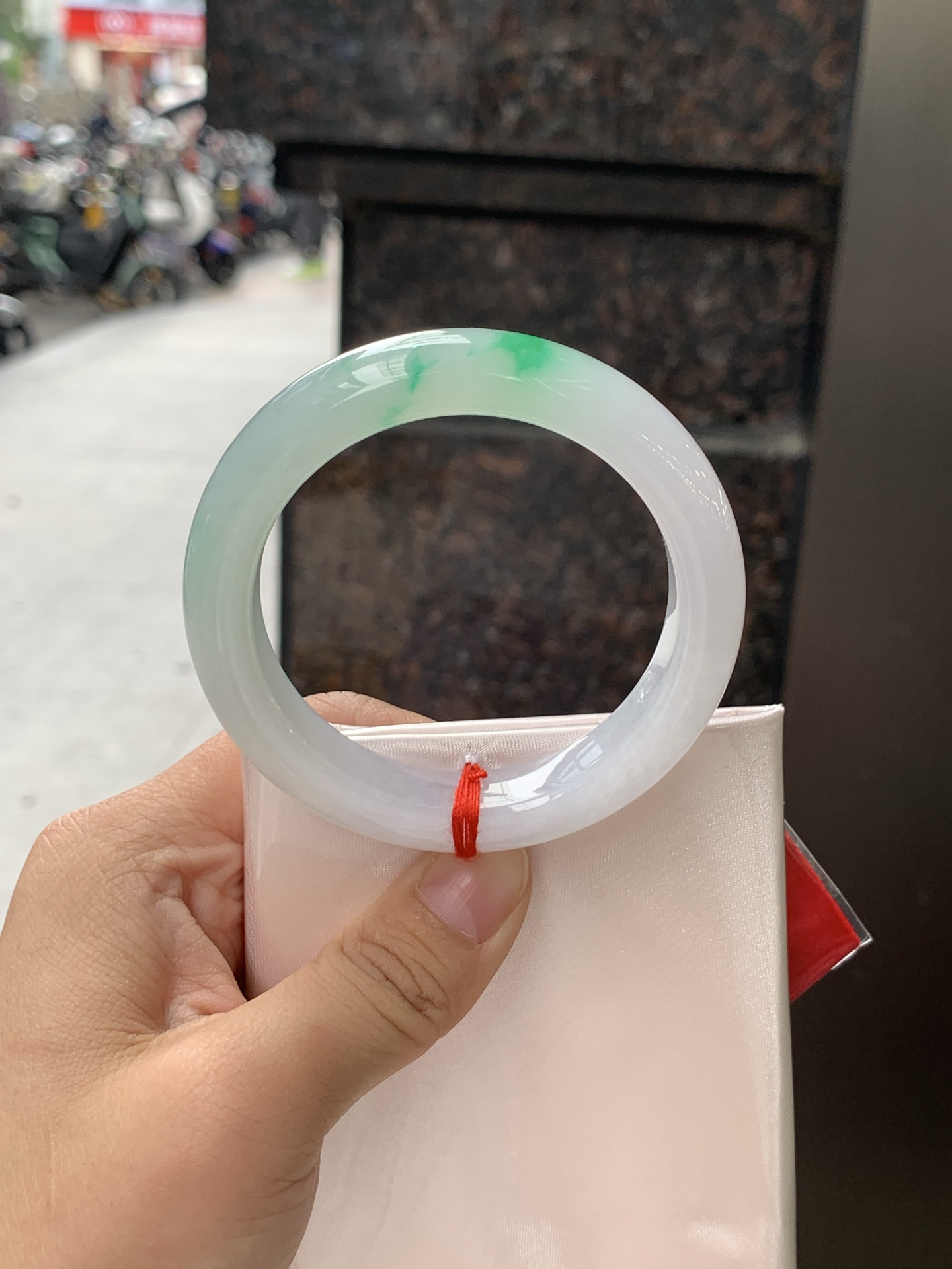 白底青正圈 0626-N1073-1 打灯棉纹，经典永不过时的白底青，白底细润干净，色阳种细，上手显白提气色，性比之选。