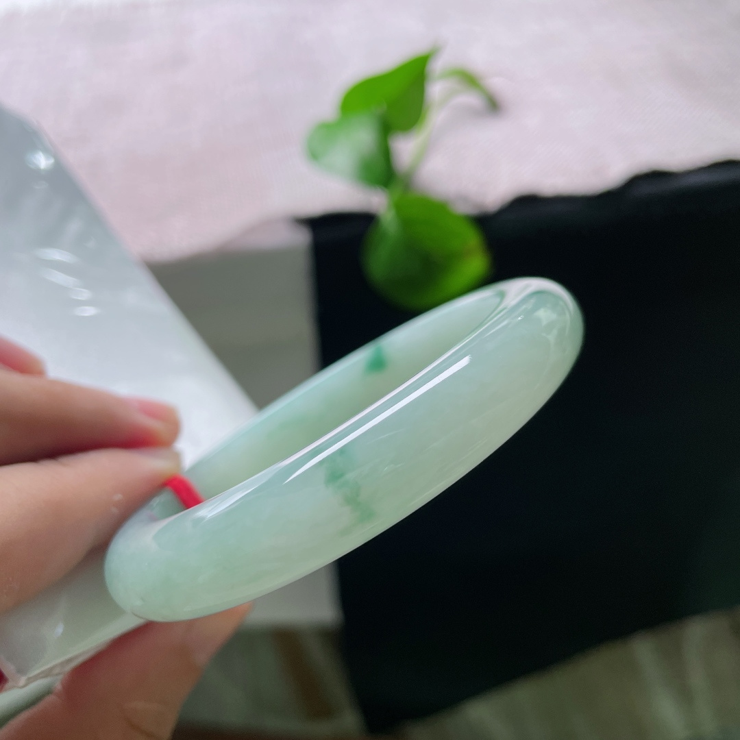 57.2/11.9/8.8，飘花正圈，无裂，凉润冰底飘翠，是独属于盛夏的清雅配饰。ss55305a