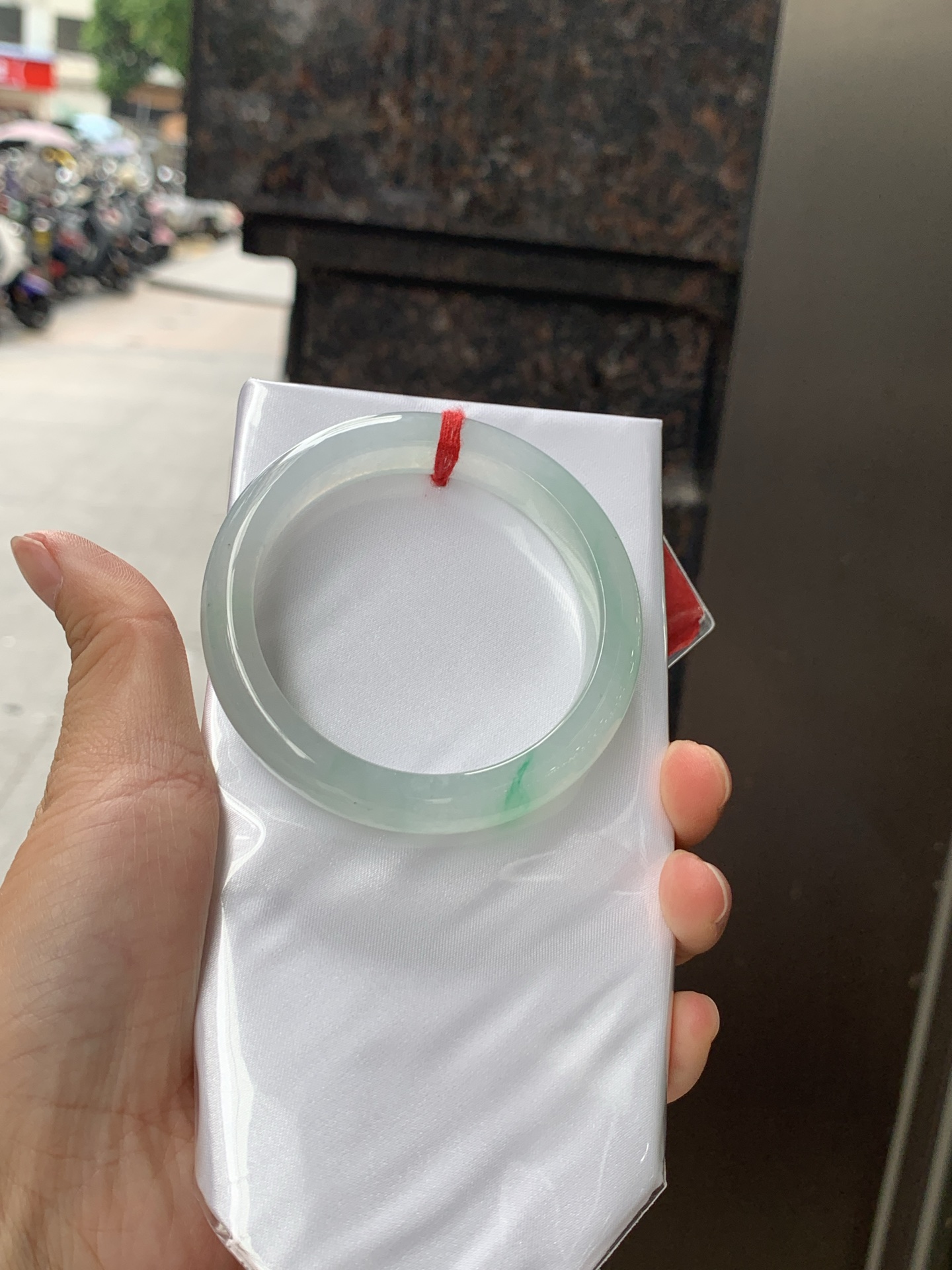 冰阳绿正圈 54-11.5-8 0626-N1070 无裂，打灯棉线，底妆冰透胶润，一抹阳绿花色像春芽，从水润如晨露的底子蹦跳而出，将春日的灵动生机凝于手镯中，戴上她，清水芙蓉般的清新感自然晕染，每一次抬手，都似把盎然绿意融入生活。