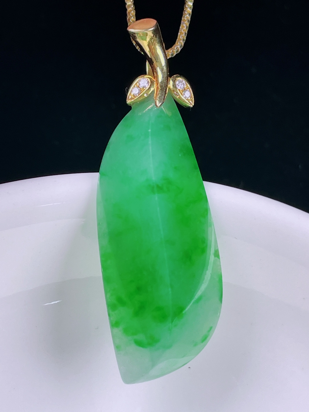冰绿随形，老种起光，细底通透，尺寸：39裸石33/13.3/7.8mm0626