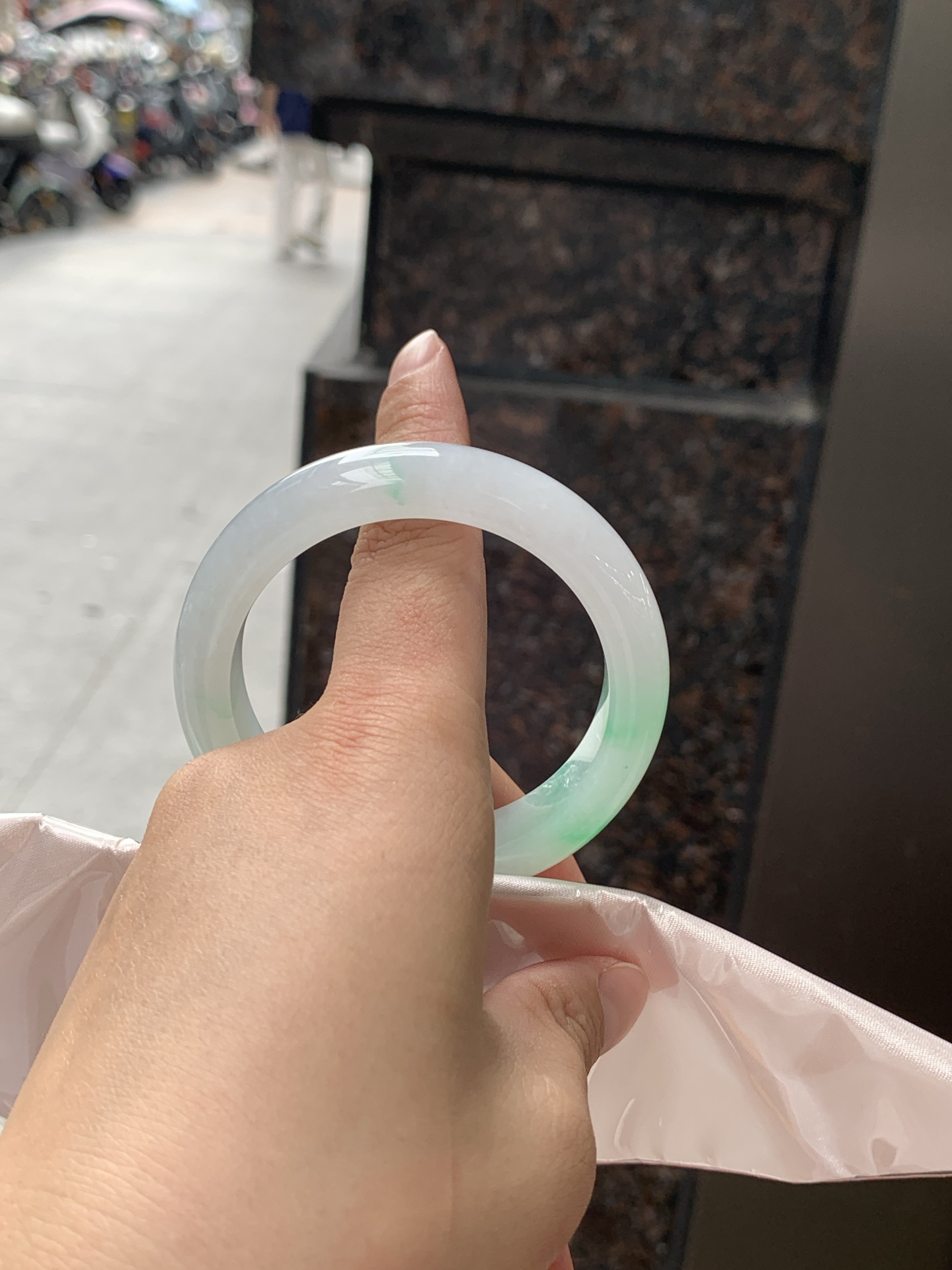 白底青正圈 0626-N1072-1 打灯棉纹，不影响，底妆细腻干净飘几抹阳绿花，清新淡雅，上手简单耐看。